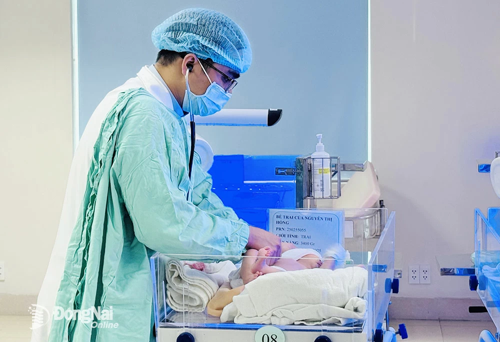 Bác sĩ thăm khám cho trẻ sơ sinh tại Bệnh viện Hoàn Mỹ Đồng Nai. Ảnh: H.Dung