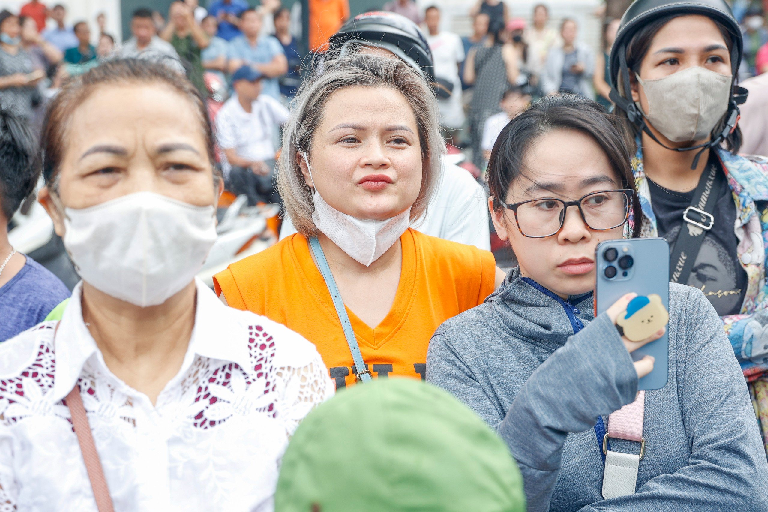 Thí sinh ăn mừng sau kỳ thi vào lớp 10 môn ngọai ngữ Tại Hà Nội - Ảnh 5.