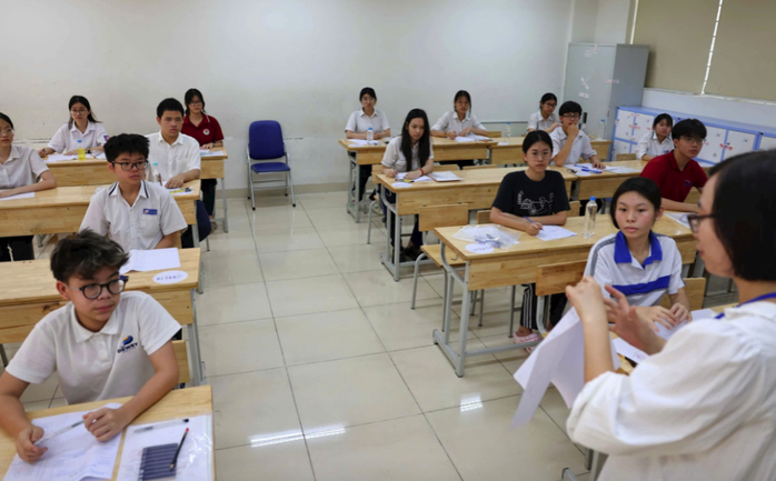 Thi lớp 10 Hà Nội: Coi thi nghiêm nhưng không căng thẳng- Ảnh 1.