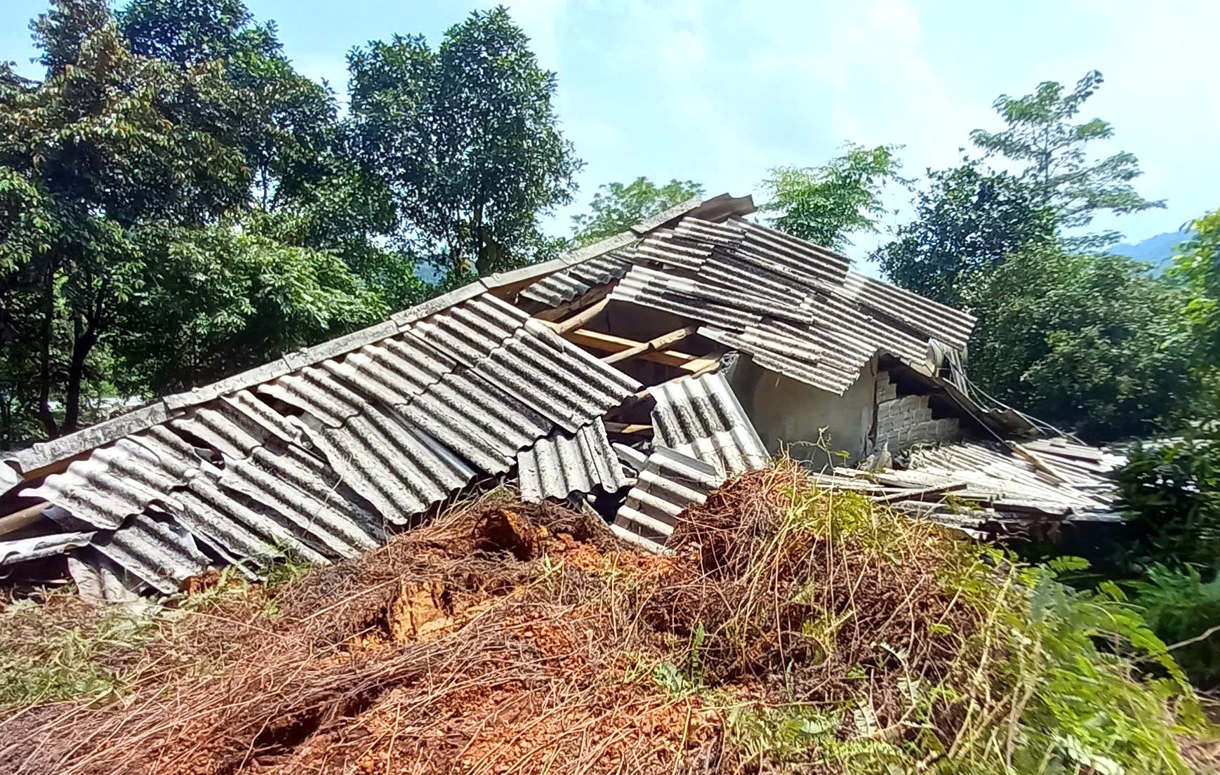 Un glissement de terrain a complètement effondré la maison de M. Lu Van Chuong, village de Nam Mu, commune de Tan Thanh.