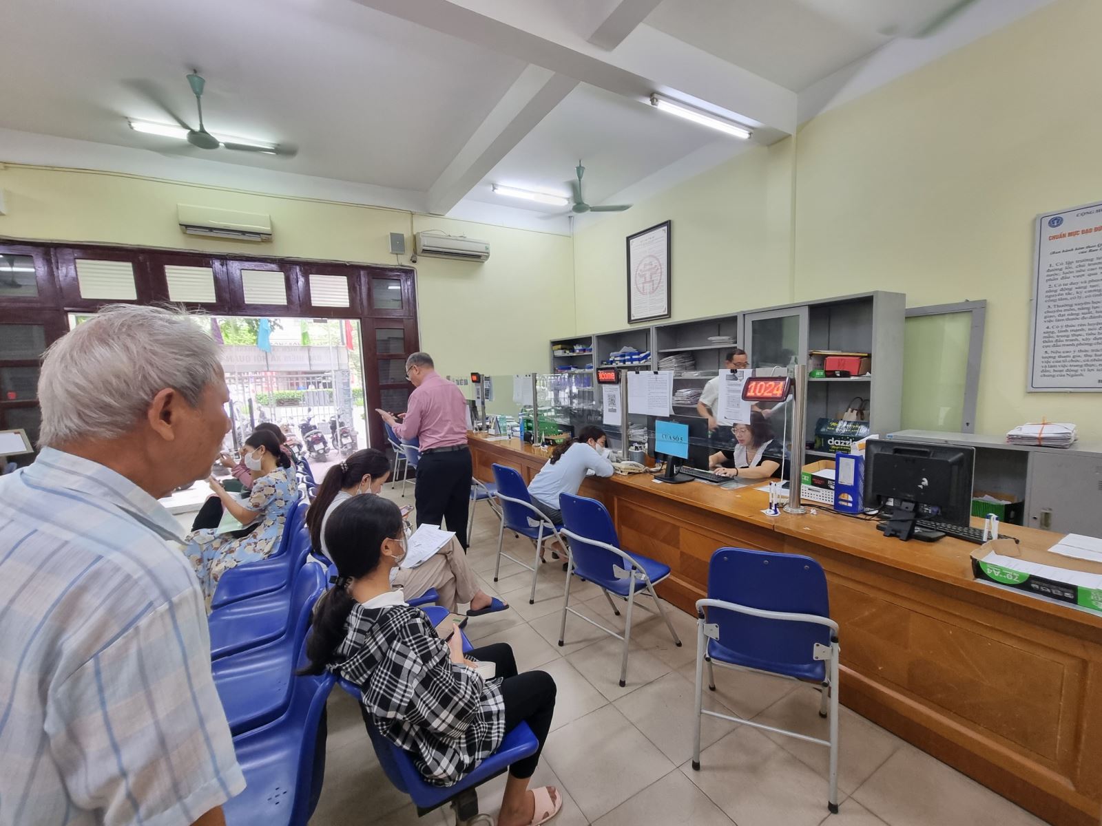 Người dân đến giao dịch tại bộ phận 'một cửa' của BHXH quận Cầu Giấy, Hà Nội. Ảnh minh họa: XC