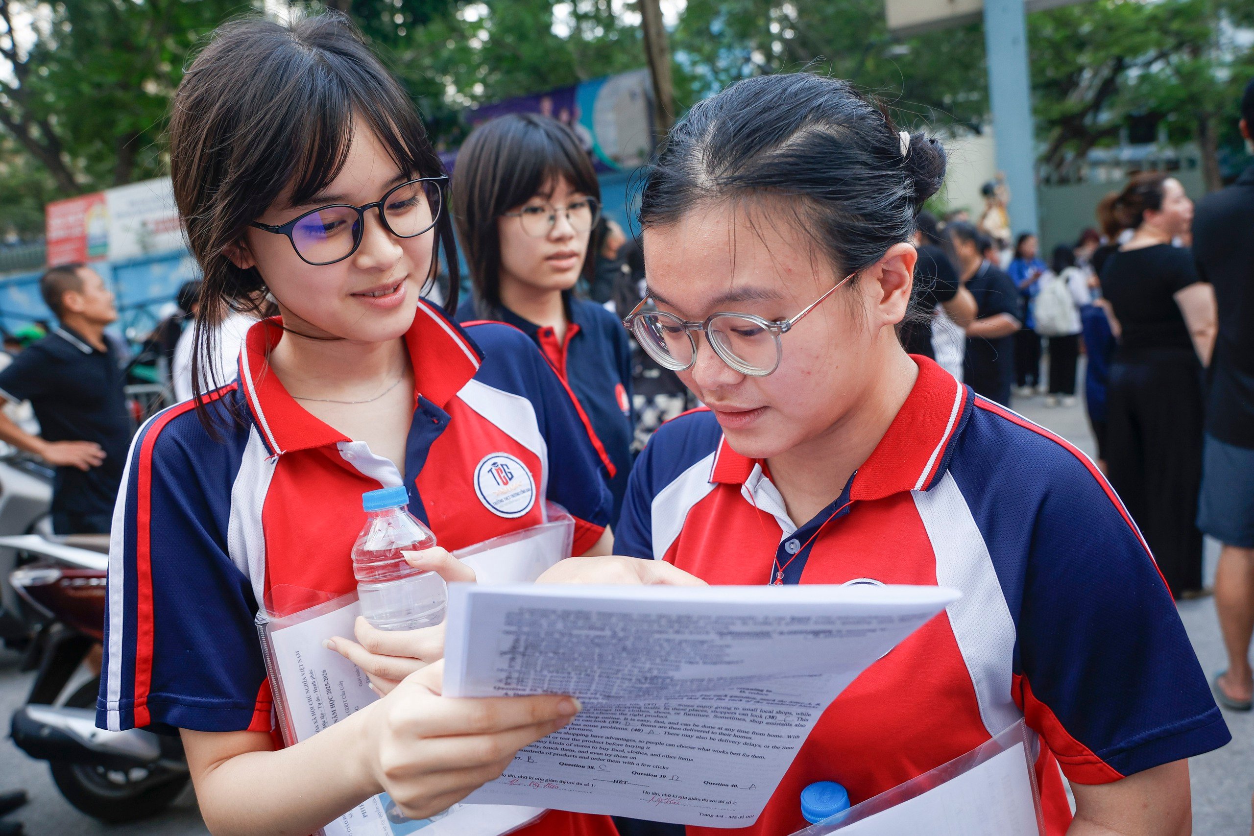 Thí sinh ăn mừng sau kỳ thi vào lớp 10 môn ngọai ngữ Tại Hà Nội - Ảnh 3.