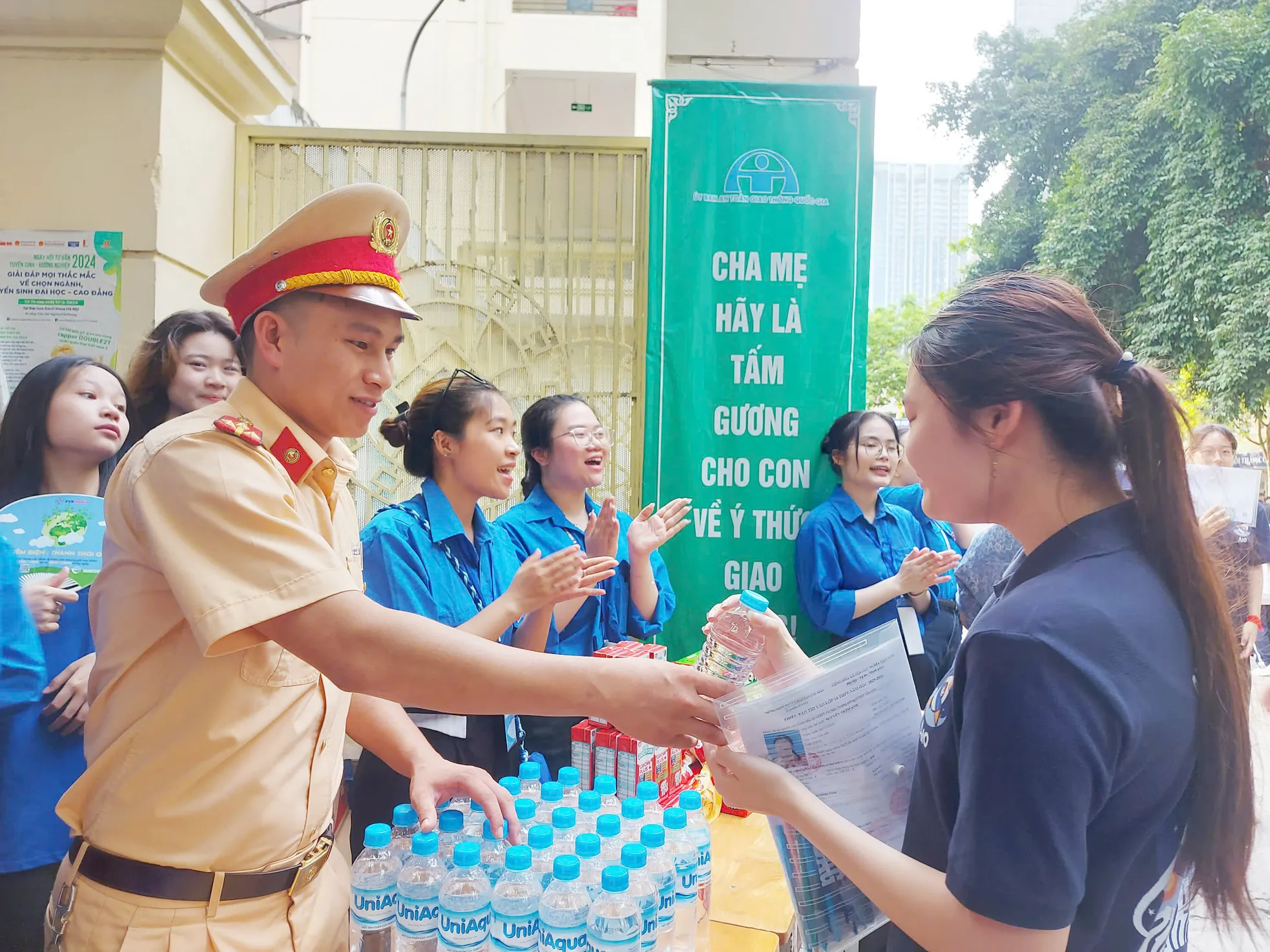 Cán bộ, chiến sĩ Công an Hà Nội túc trực tại các điểm trường hỗ trợ sĩ tử ảnh 15