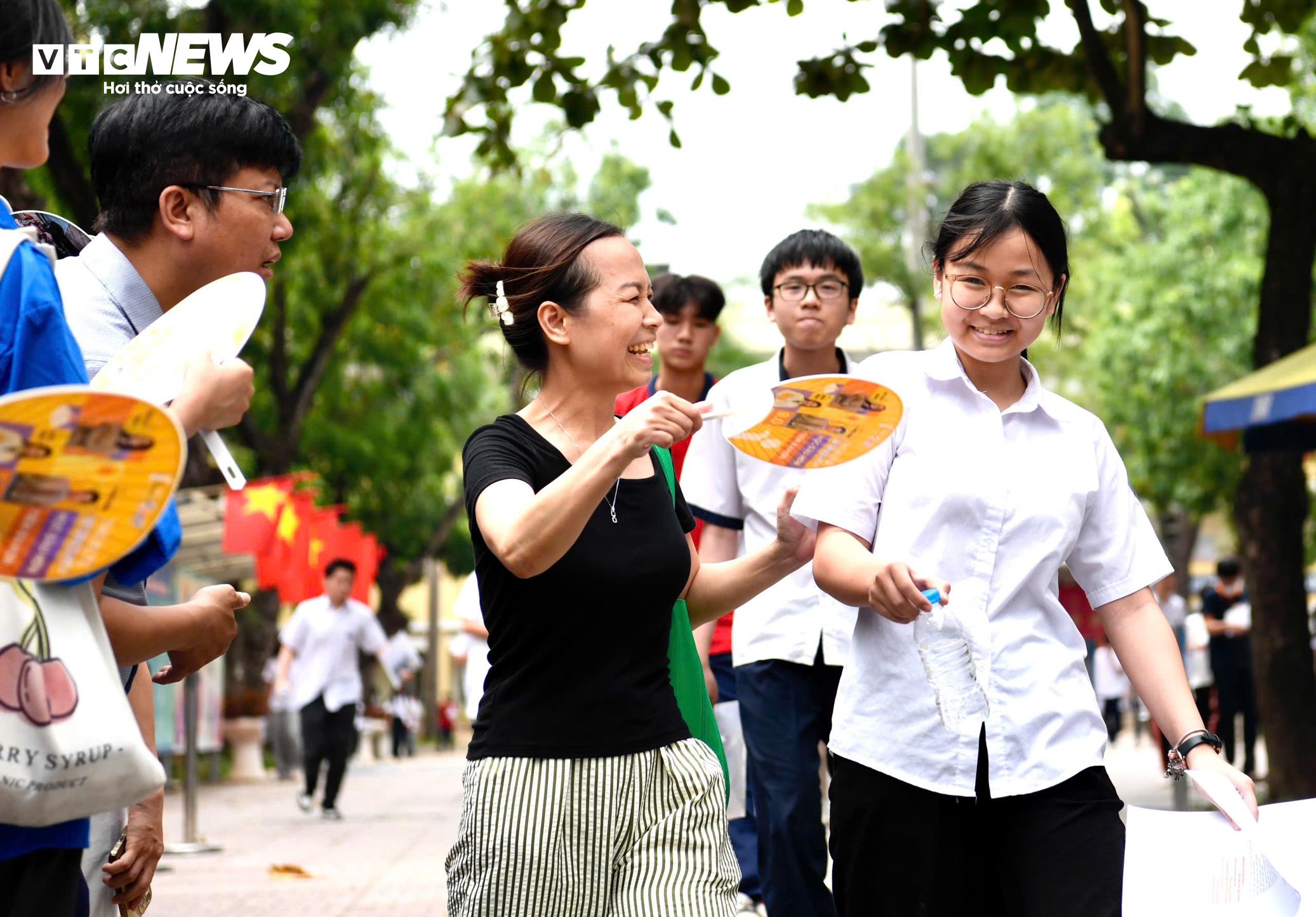 Thí sinh vui vẻ rời phòng thi môn Ngữ văn.