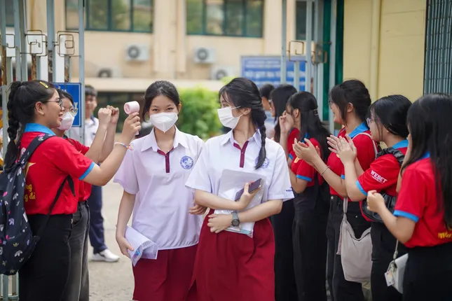 Một phòng thi lớp 10 tại TPHCM bất ngờ bị dột, thí sinh phải chuyển phòng thi ảnh 1