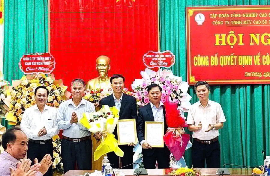 lanh-dao-tap-doan-cao-su-va-huyen-chuprong-trao-quyet-dinh-va-tang-hoa-chuc-mung-02-dong-chi-nhan-nhiem-vu-moi-tai-cong-ty-cao-su-chuprong-1637.jpg