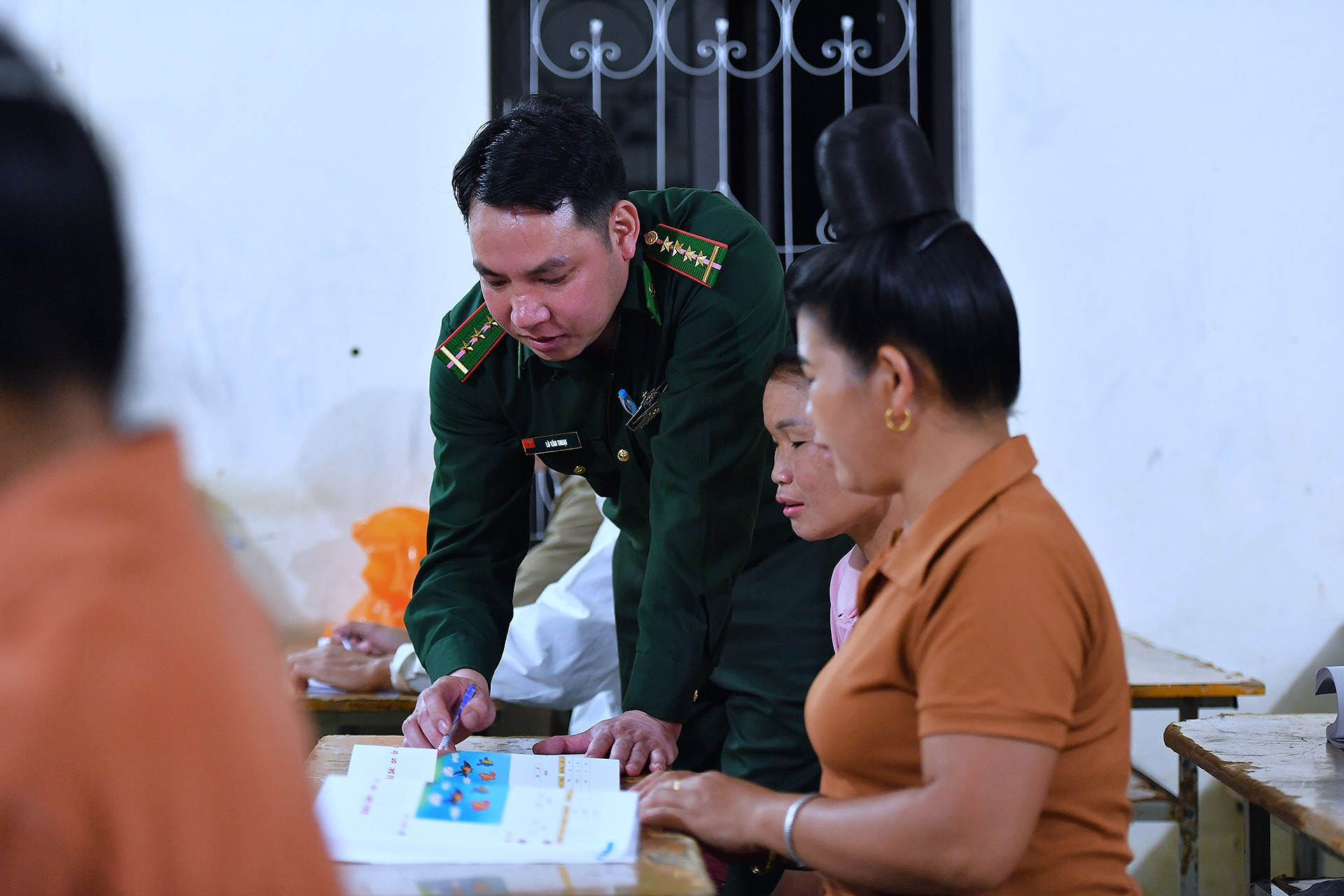 Rút kinh nghiệm từ những lần bị mời về ngay ở ngưỡng cửa nhà bà con, người cán bộ biên phòng bắt đầu áp dụng nguyên tắc 