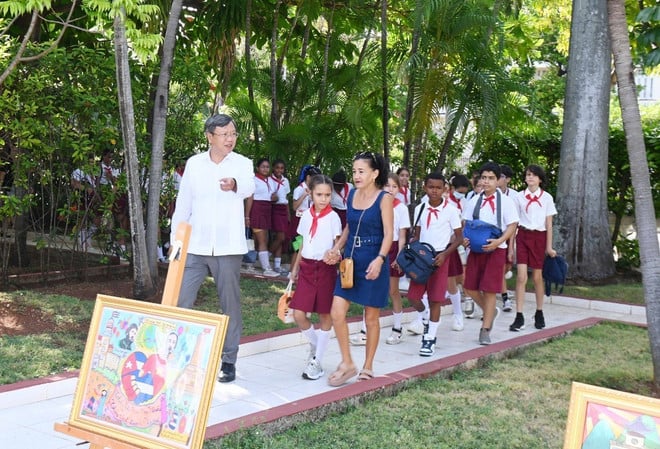 hoc-sinh-cuba-lich-su-van-hoa-viet-nam-4-8979.jpg
