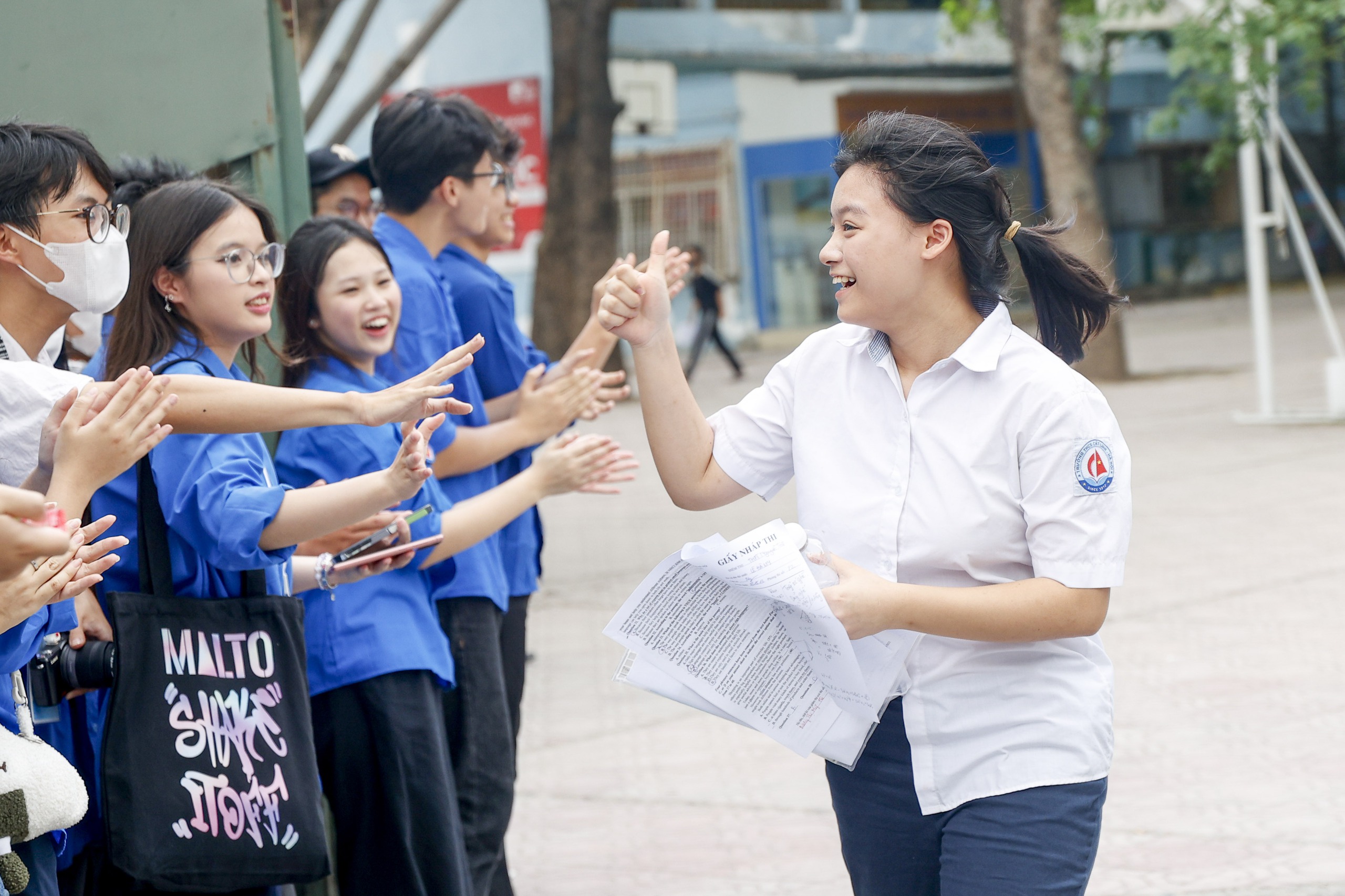 Thí sinh ăn mừng sau kỳ thi vào lớp 10 môn ngọai ngữ Tại Hà Nội - Ảnh 10.