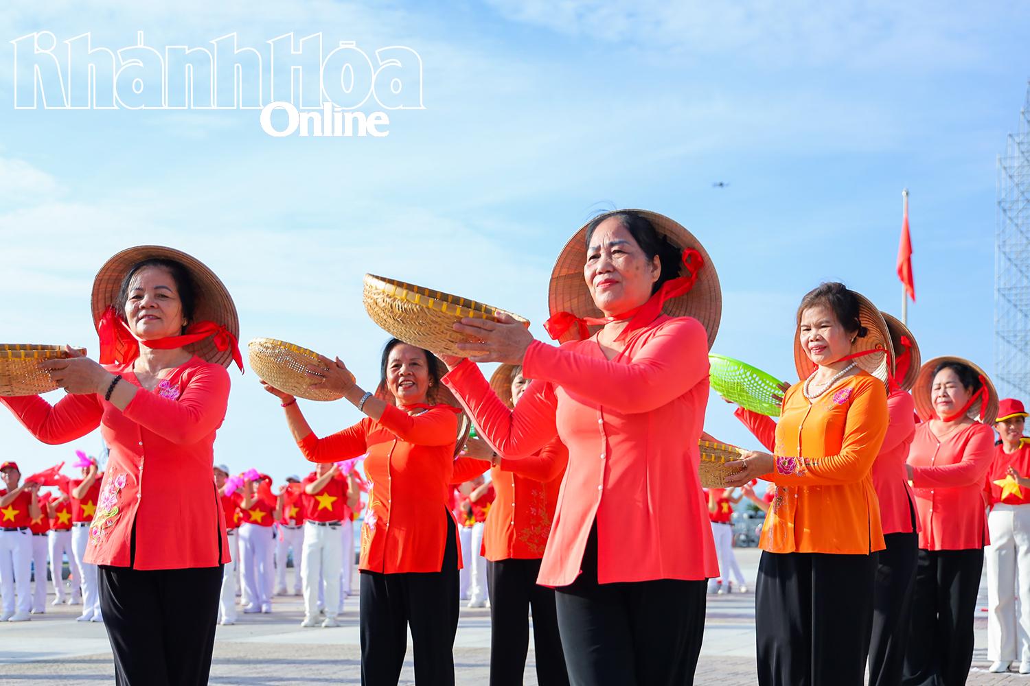 Los miembros mayores de la Asociación Provincial de la UNESCO de Khanh Hoa todavía muestran entusiasmo por los bailes.