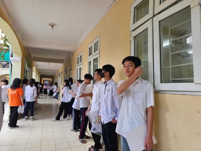 ผู้สมัครฮานอยเกือบ 103,000 คนเข้าสอบวรรณกรรมชั้นมัธยมศึกษาปีที่ 10: คำถามในการสอบที่อัปเดต คำถามที่แก้แล้ว รูปภาพ 6