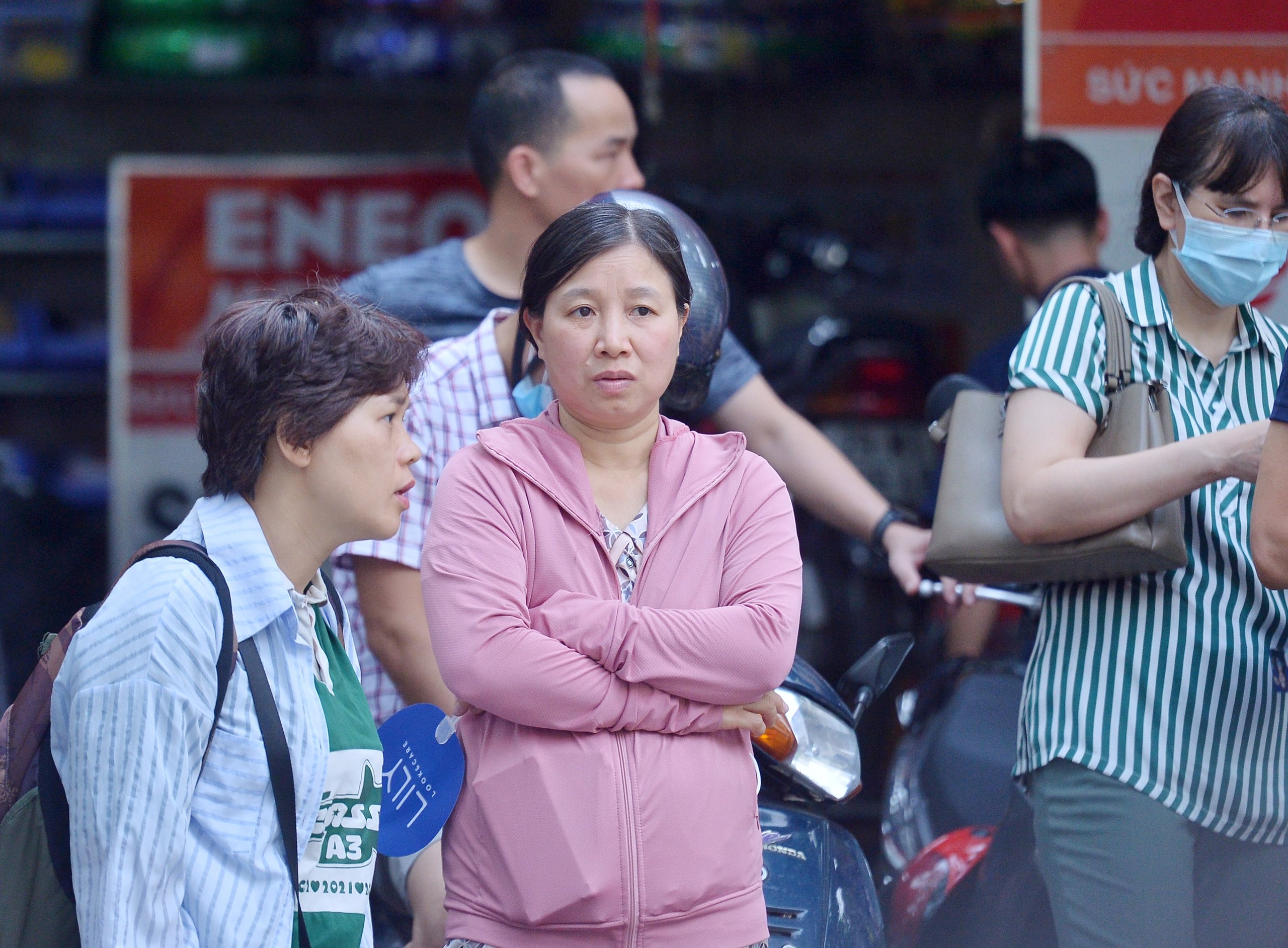 Ông ngoại 76 tuổi đưa cháu đi thi cấp 3 để cháu 'nhận vía tốt' - Ảnh 8.