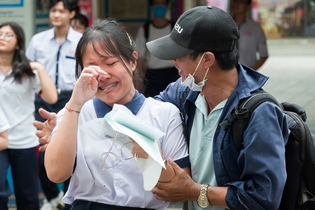 Thi lớp 10 môn toán, thí sinh TP.HCM bật khóc nức nở vì lý do bất ngờ - Ảnh 1.