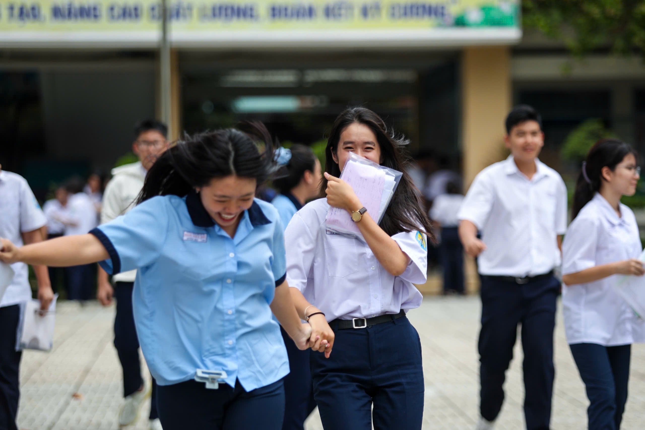 Người rơi lệ, người tươi như hoa sau giờ thi toán lớp 10 TP.HCM - Ảnh 3.