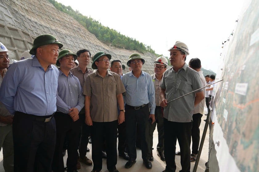 Phó Thủ tướng Thường trực Nguyễn Hòa Bình nghe báo cáo tiến độ thực hiện các Dự án thành phần cao tốc đường bộ Bắc –Nam