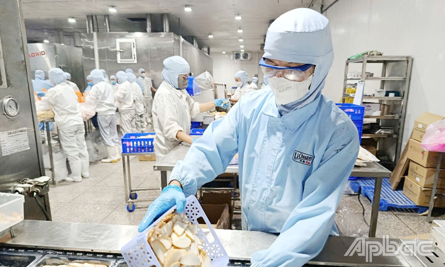 Anh Nguyễn Văn Tèo, công nhân Công ty TNHH MTV Li Chuan Food (TP. Mỹ Tho) bị TNLĐ làm giảm nghiêm trọng thị lực đôi mắt nhưng vẫn được công ty tạo điều kiện làm việc.