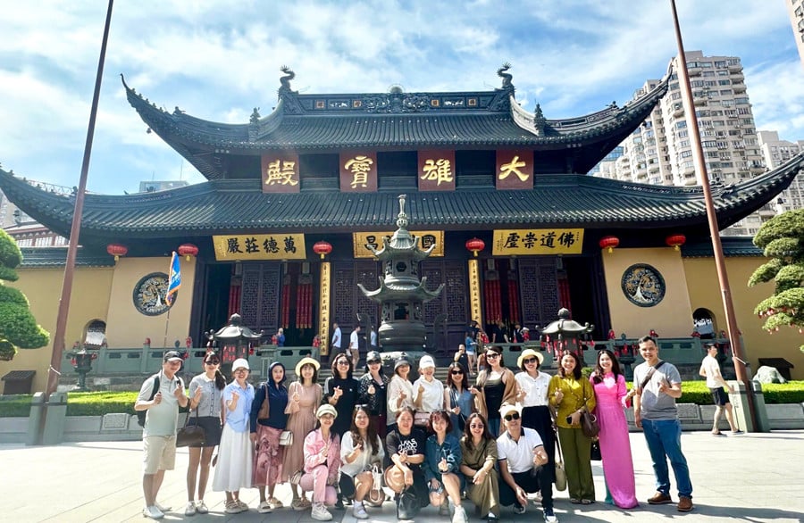 doan-can-bo-nhan-vien-ngan-hang-mb-chi-nhanh-gia-lai-tham-quan-chua-phat-ngoc-tp-thuong-hai-trung-quoc-anh-nvcc.jpg