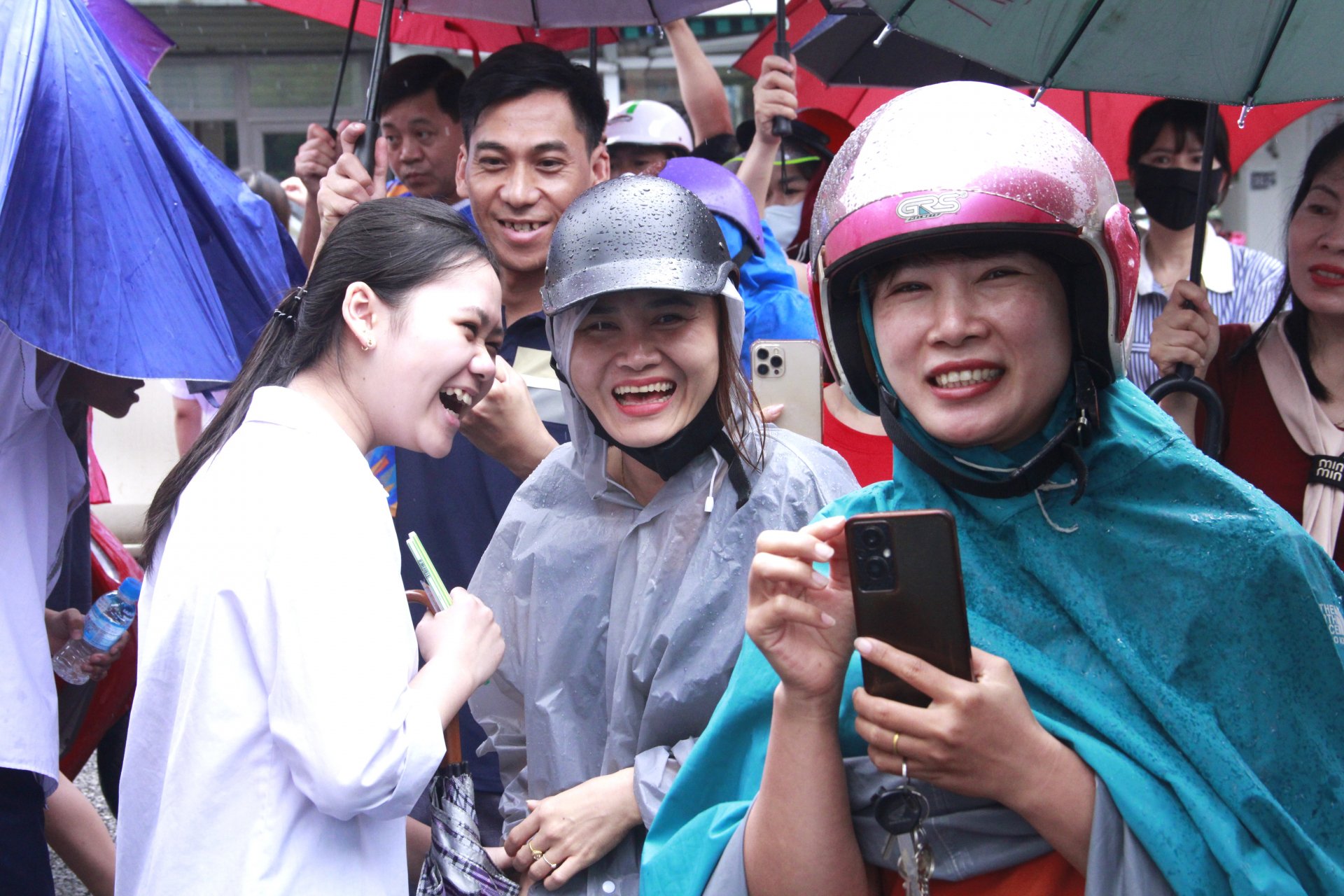 Hạnh phúc khi kết thúc kỳ thi.
