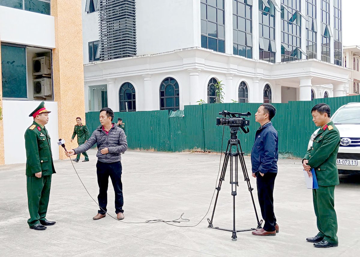 Phóng viên Báo Hà Giang ghi hình, phỏng vấn lãnh đạo Bộ Chỉ huy Quân sự tỉnh trong dịp Tết Nguyên đán Ất tỵ 2025. 	
