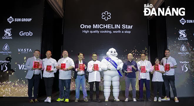Michelin 2025 honored 9 restaurants with one Michelin star. In the photo: Representative of La Maison 1888 restaurant (second from left) received the 1 Michelin star award. Photo: NGOC HA