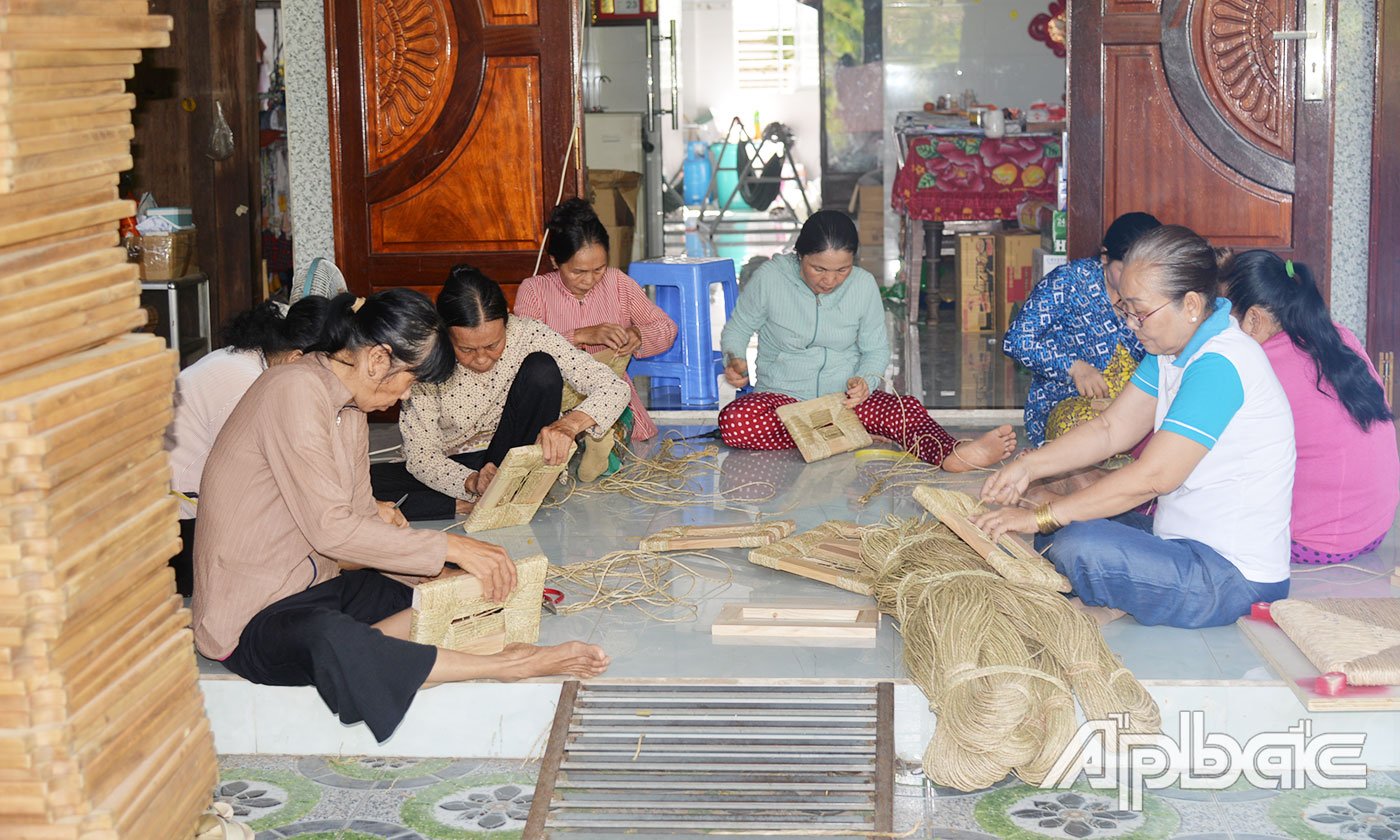 Kim Ngan Cooperative, Luong Hoa Lac Commune, Cho Gao District creates jobs for hundreds of female workers.