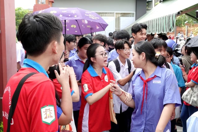 Đề thi lớp 10 hay, hiện đại và phân hóa tốt - Ảnh 1.