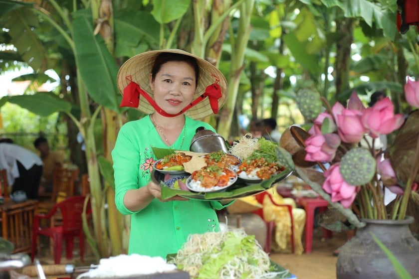 Những tô mỳ Quảng do các nghệ nhân làm ra được đông đảo du khách thích thú thưởng thức.