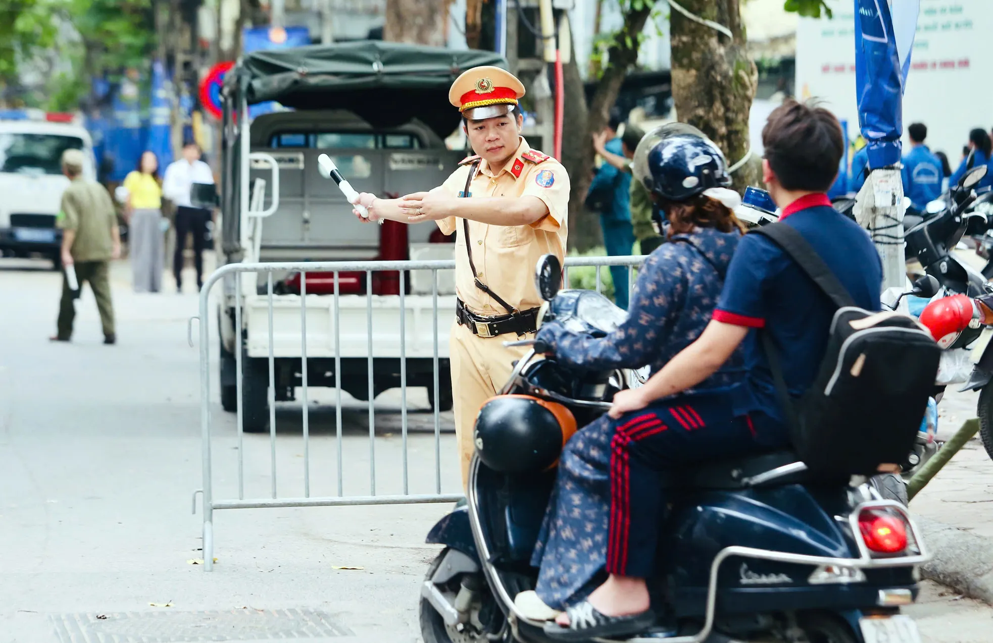 Cán bộ, chiến sĩ Công an Hà Nội túc trực tại các điểm trường hỗ trợ sĩ tử ảnh 2