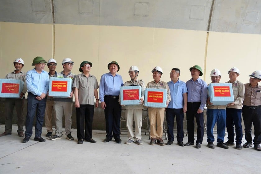 Phó Thủ tướng Thường trực Chính phủ Nguyễn Hòa Bình và lãnh đạo tỉnh Bình Định tặng quà công nhân đang thi công tại hầm Sơn Triệu.
