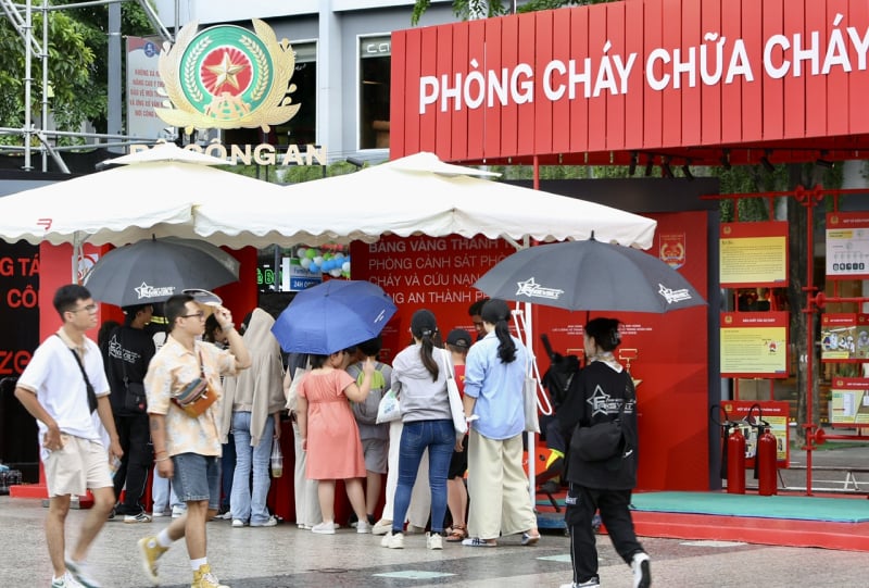 Người dân TP Hồ Chí Minh đội mưa xem khí tài, trải nghiệm những hoạt động của lực lượng CAND -1