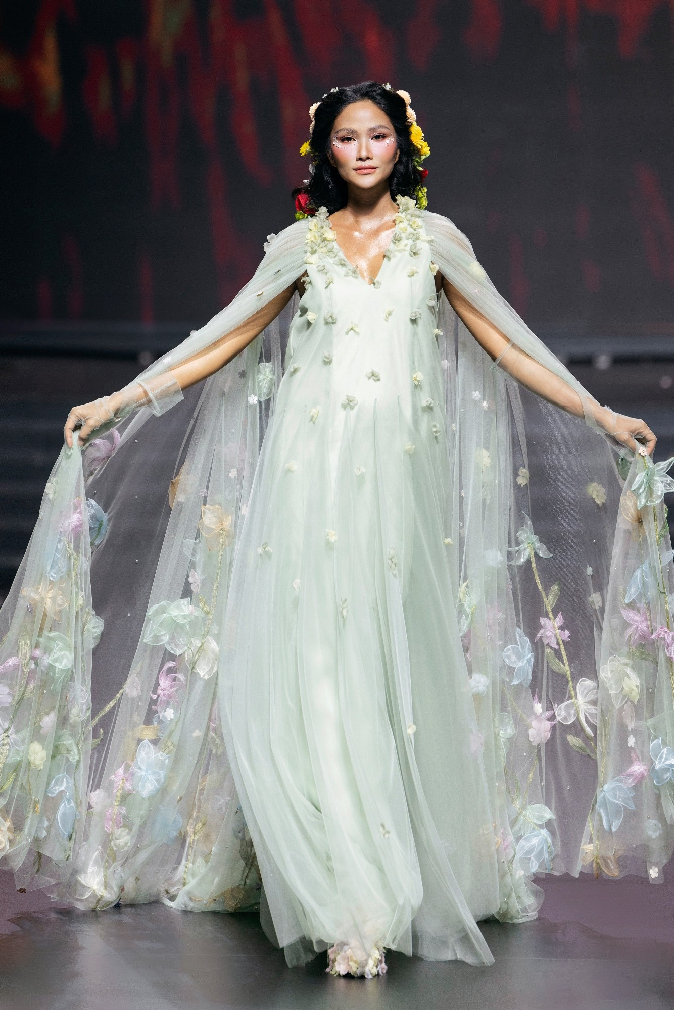 2 คลิกกลับไปแสดง dien-la-man-xuat-hien-long-tam-cua-beauty-queen-hhen-nie.jpg