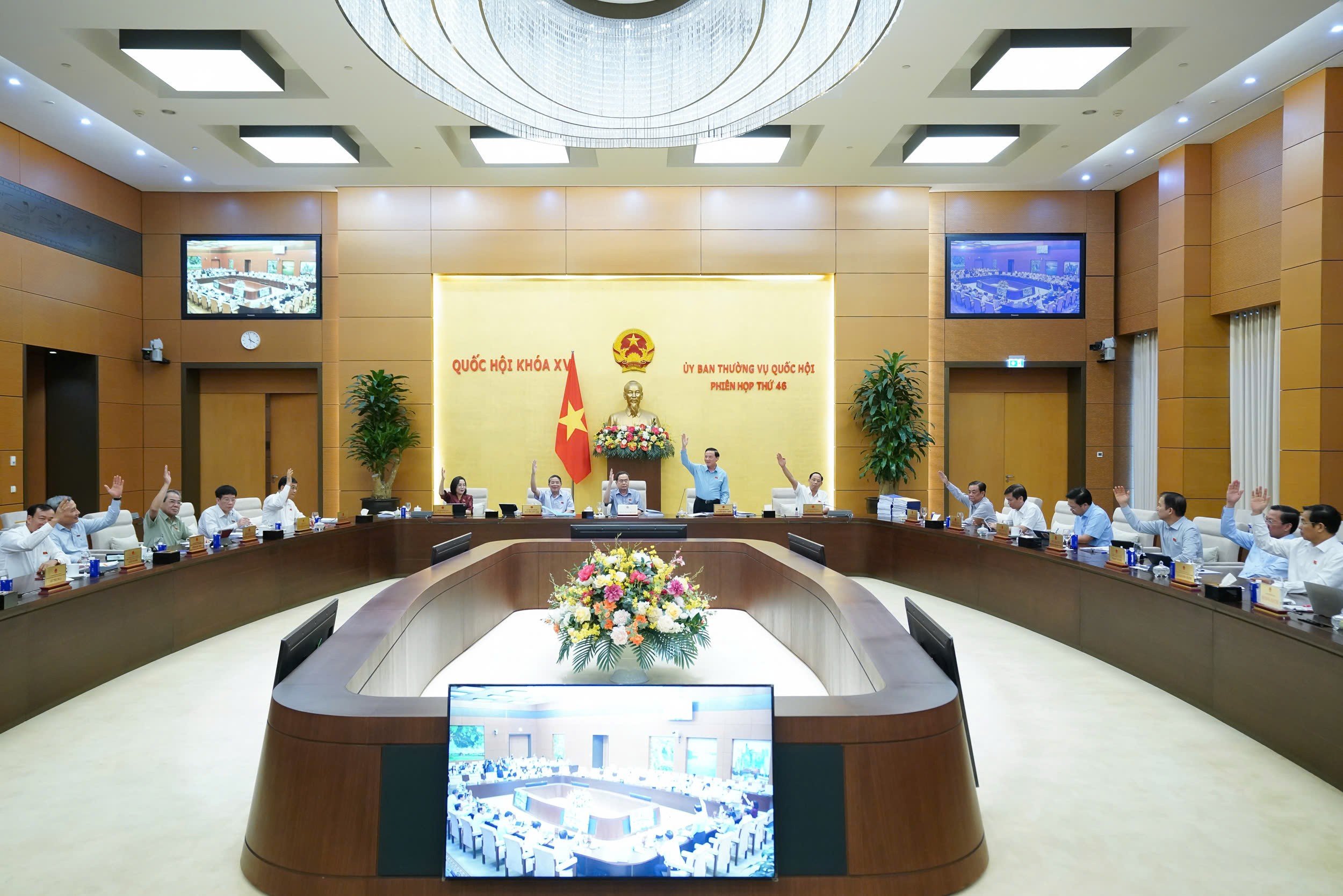 Ủy ban Thường vụ Quốc hội biểu quyết thông qua về nguyên tắc với 34 Nghị quyết về sắp xếp đơn vị hành chính cấp xã năm 2025 của 34 tỉnh, thành phố mới. (Ảnh: quochoi.vn)