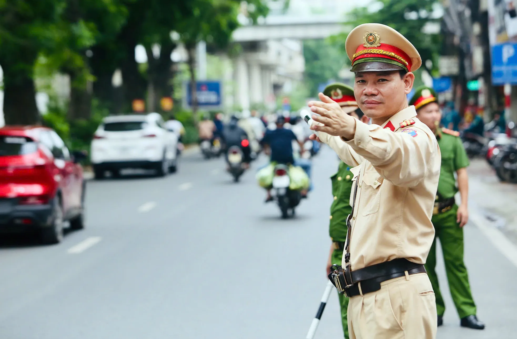 មន្ត្រីនគរបាល និងទាហានហាណូយ បំពេញភារកិច្ចនៅសាលារៀន ឧបត្ថម្ភសិស្ស រូបថត ៣