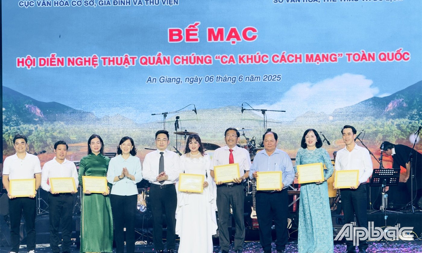Lãnh đạo Trung tâm Văn hóa tỉnh Tiền Giang (bìa phải) nhận 