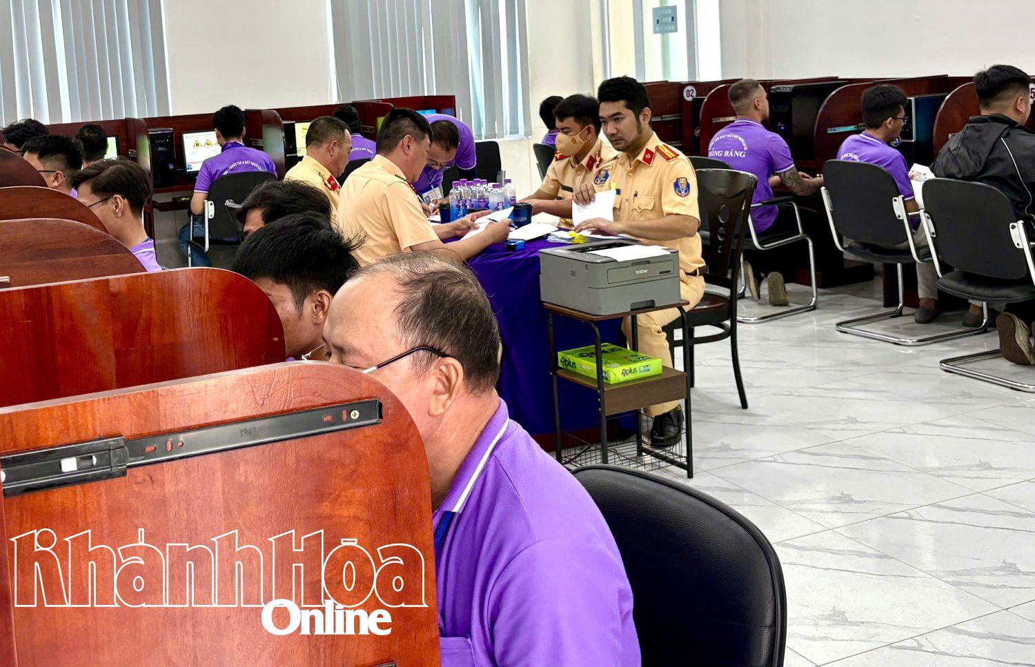 Các học viên tham gia kỳ sát hạch.
