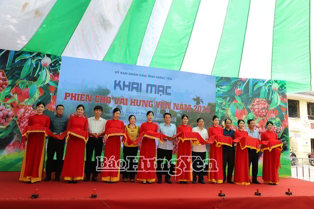 Các đại biểu cắt băng khai mạc Phiên chợ vải Hưng Yên năm 2025