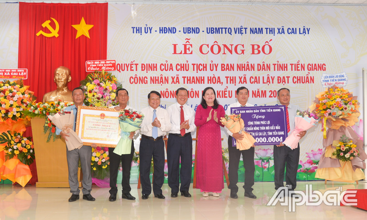 សមមិត្ត Phan Phung Phu, សមមិត្ត Pham Van Trong និងសមមិត្ត Tran Thi Be Bay បានប្រគល់វិញ្ញាបនបត្រទទួលស្គាល់សម្រាប់ឃុំបំពេញតាមស្តង់ដារជនបទគំរូថ្មី ដែលជាបន្ទះនិមិត្តសញ្ញាបង្ហាញគម្រោងសុខុមាលភាព 2 ពាន់លានដុង និងផ្កាដើម្បីអបអរសាទរឃុំ Thanh Hoa។