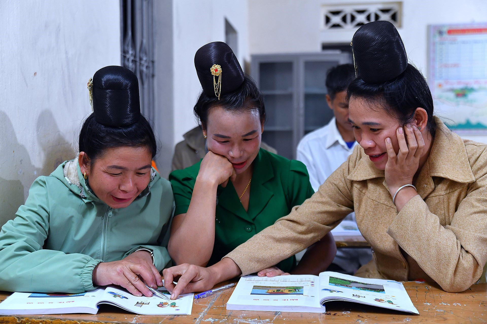 Được biết, Đại úy Lò Văn Thoại đã nhiều lần được Sở Giáo dục và Đào tạo, Hội Khuyến học tỉnh Sơn La trao tặng bằng khen, Bộ đội biên phòng tỉnh Sơn La tuyên dương 