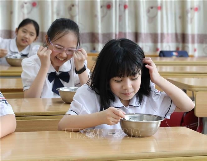 Học sinh trường Tiểu học Nghĩa Tân, quận Cầu Giấy ăn bán trú.