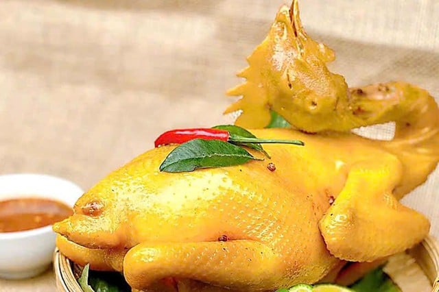 Gà ủ muối trôi nổi gây hoang mang, đầu bếp chỉ cách làm tại nhà sạch ngon - Ảnh 1.