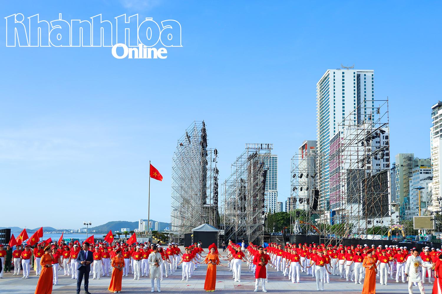 Más de 500 miembros de la Asociación Provincial de la UNESCO de Khanh Hoa realizaron un concierto juntos.