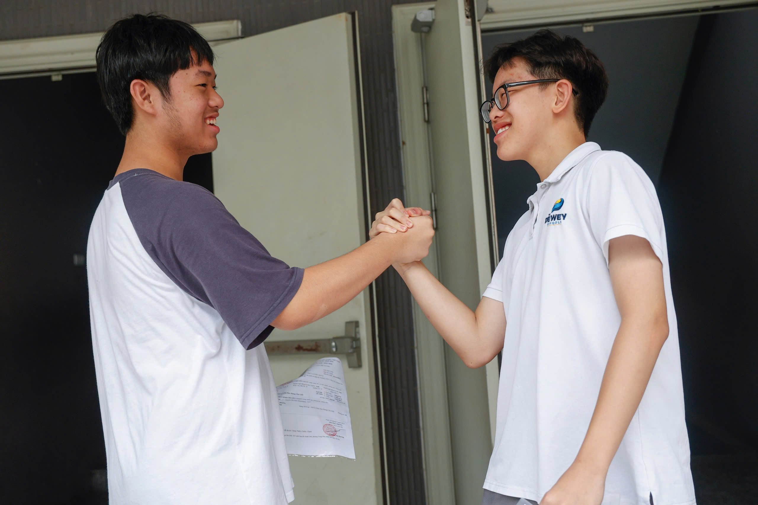 Ông ngoại 76 tuổi đưa cháu đi thi cấp 3 để cháu 'nhận vía tốt' - Ảnh 10.