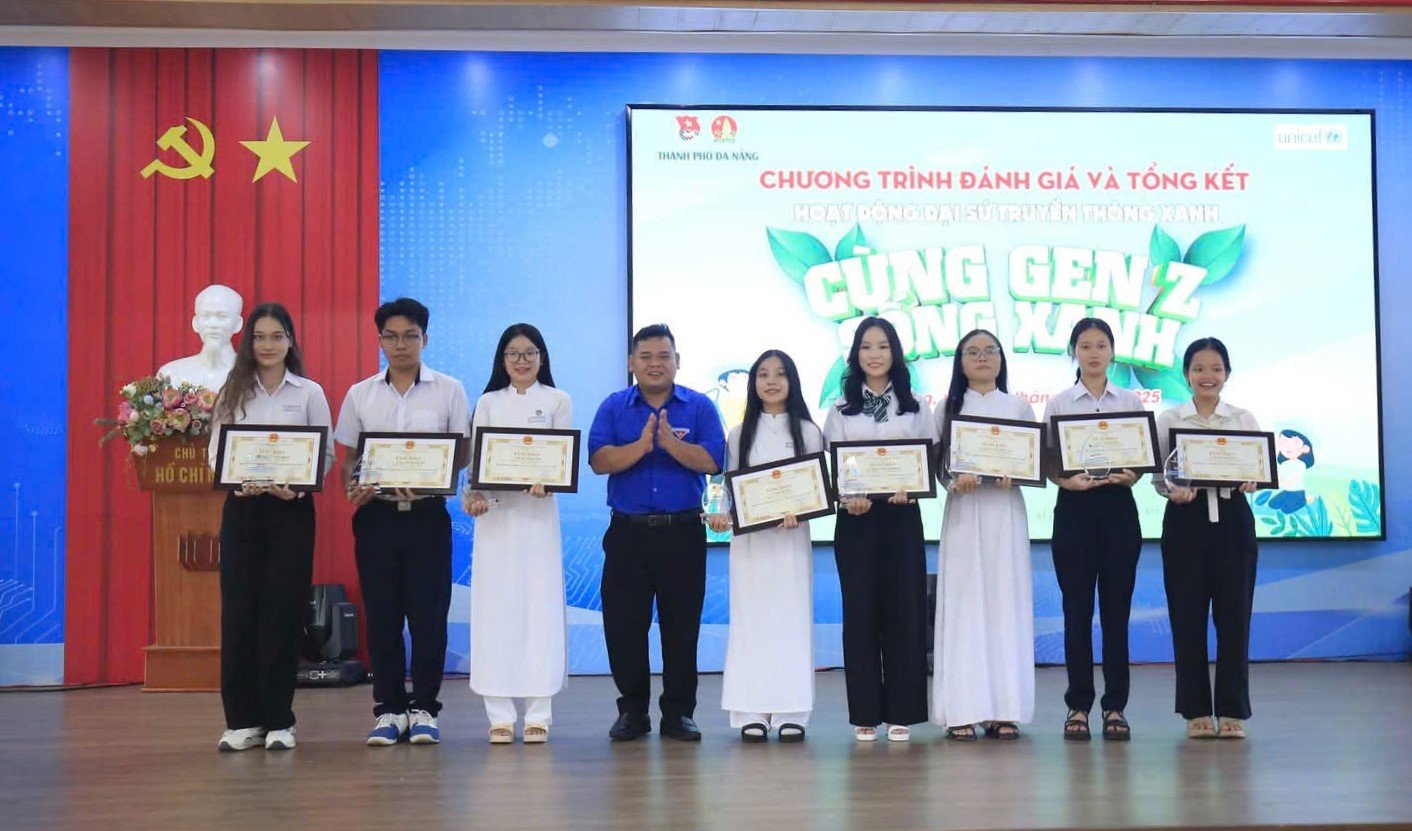 The organizing committee awarded prizes to the winning contestants. Photo: N.N