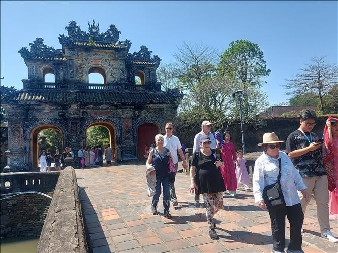 Khách quốc tế tham quan Đại Nội Huế. Ảnh: Văn Điệp/TTXVN