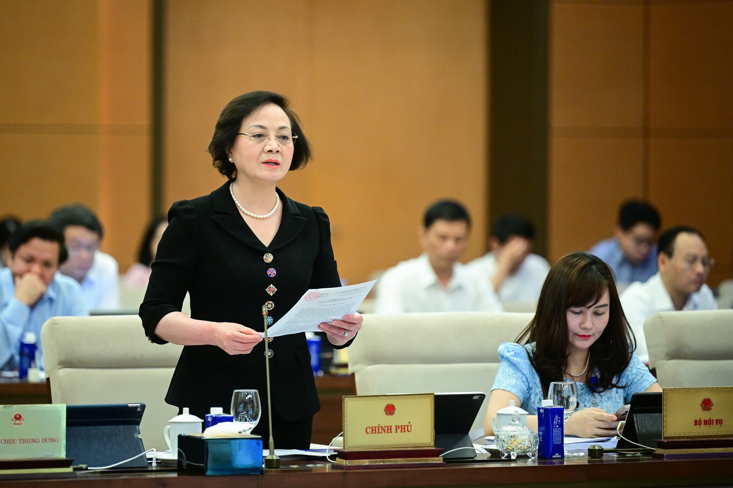 Bộ trưởng Bộ Nội vụ Phạm Thị Thanh Trà trình bày Tờ trình. (Ảnh: quochoi.vn)
