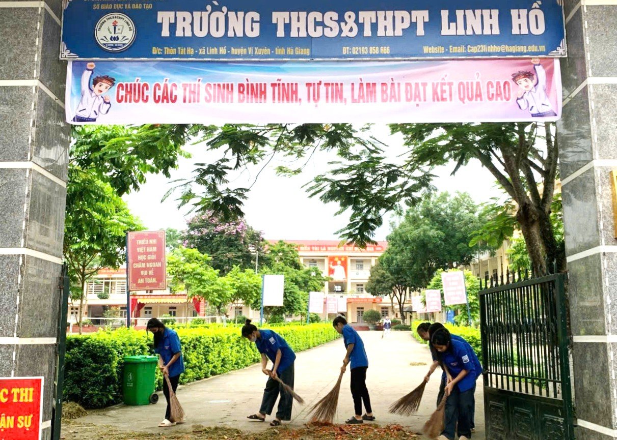 Hành động đẹp sau mỗi buổi thi tại Hội đồng thi Trường THCS&THPT Linh Hồ (Vị Xuyên).