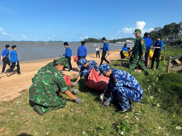 Bộ Tư lệnh Vùng Cảnh sát biển 4 đồng hành với ngư dân Kiên Lương - Ảnh 4.