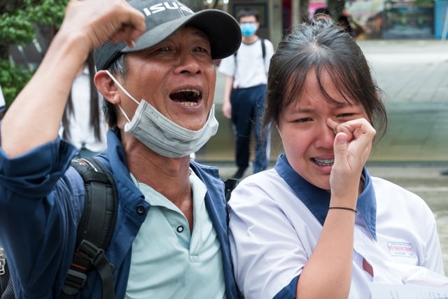 Thi lớp 10 môn toán, thí sinh TP.HCM bật khóc nức nở vì lý do bất ngờ - Ảnh 2.