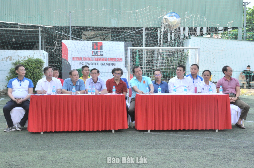 Các đại biểu dự lễ khai mạc.