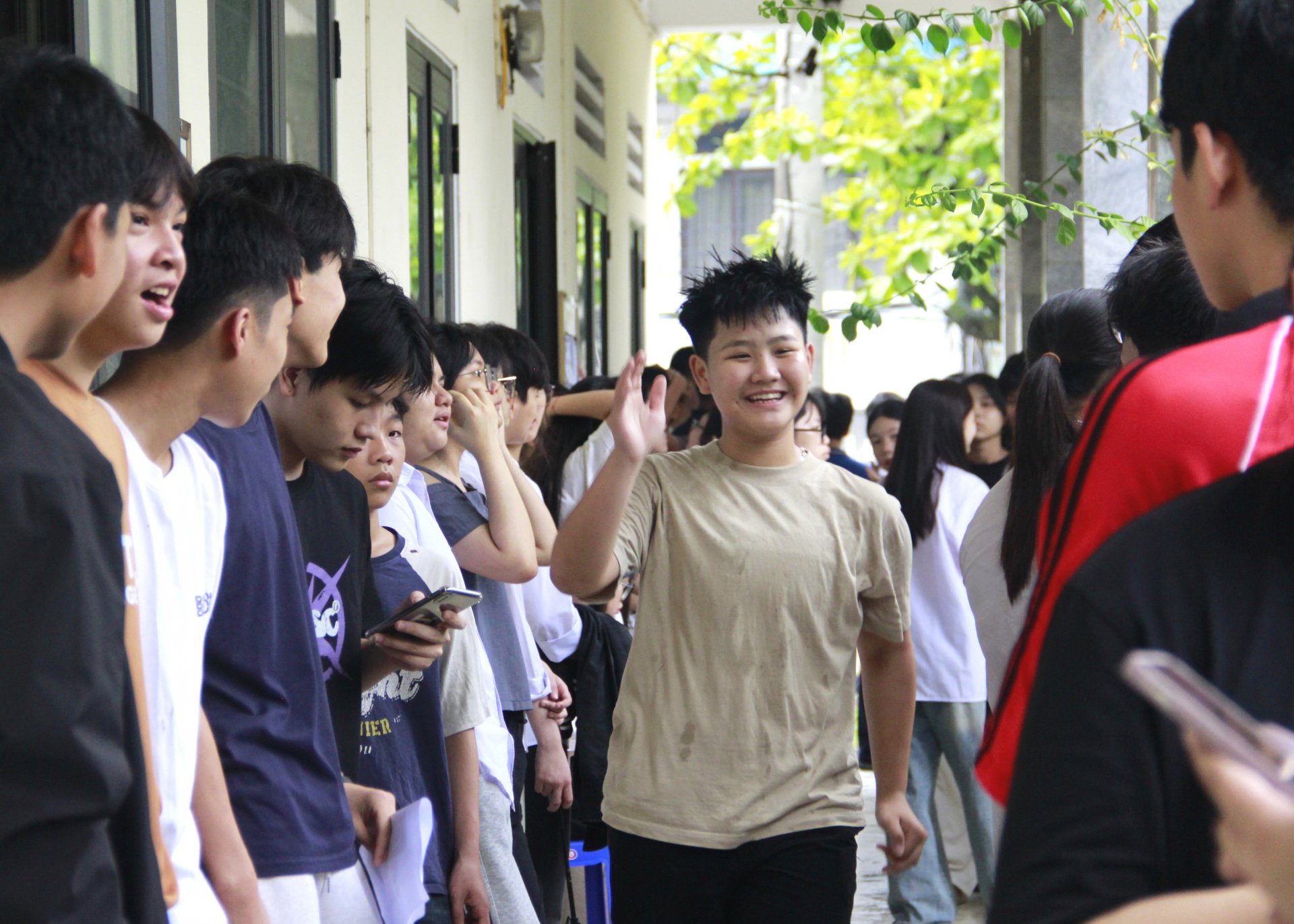 Buổi thi đầu tiên vào sáng 5.6 thật nhiều cảm xúc đối với nhiều thí sinh, có hồi hộp, lo lắng nhưng cũng rất tự tin, mang theo nhiều hy vọng.